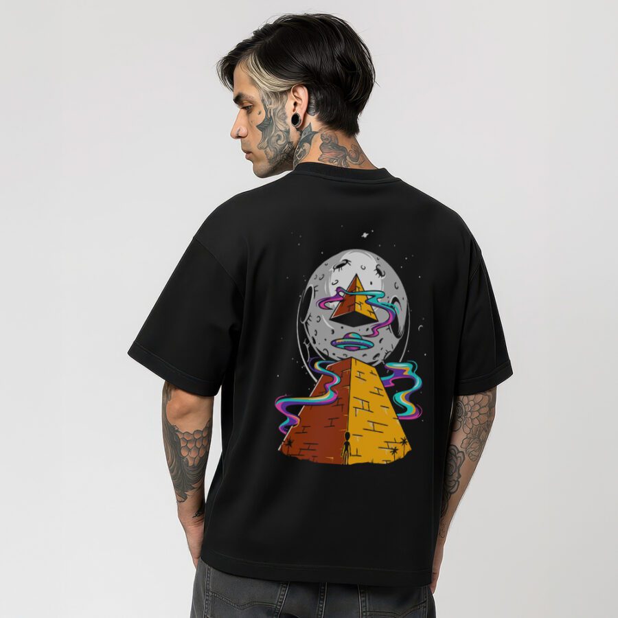 Remera Piramide con Ovni